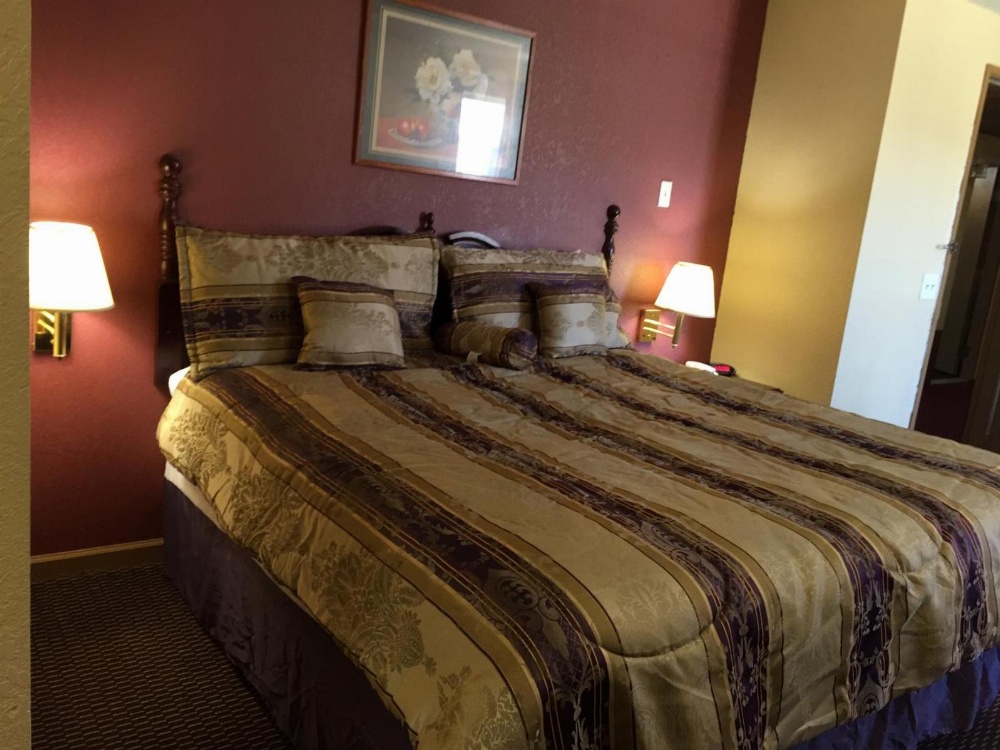 First Western Inn - Fairmont City