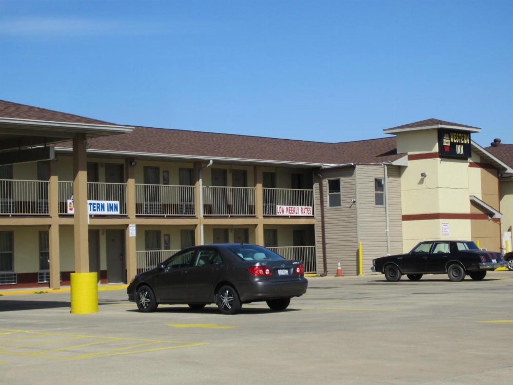 First Western Inn - Fairmont City