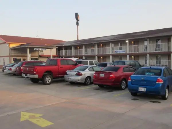 First Western Inn - Fairmont City 10
