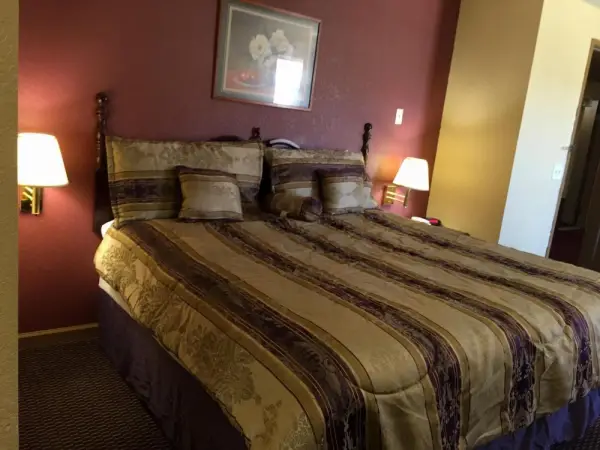 First Western Inn - Fairmont City 4