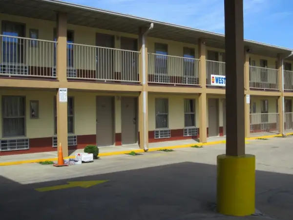 First Western Inn - Fairmont City 6