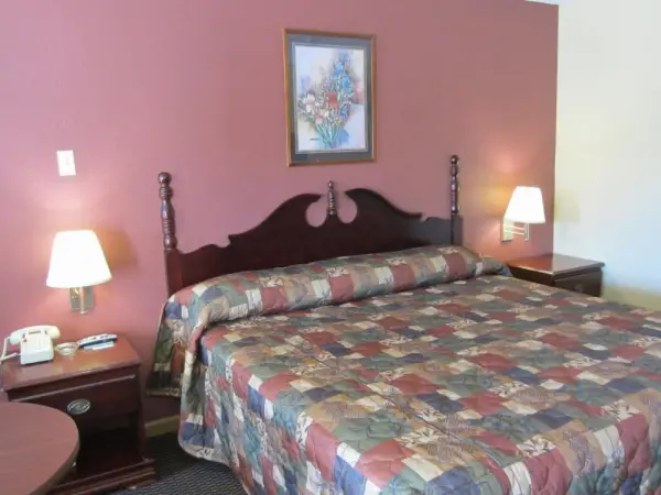 First Western Inn - Fairmont City 7